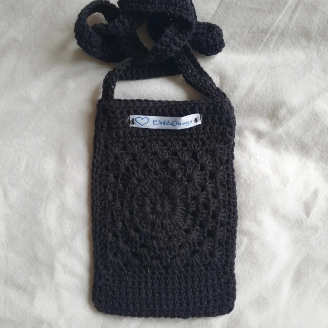 Svart virkad axelväska från ElindaDesign