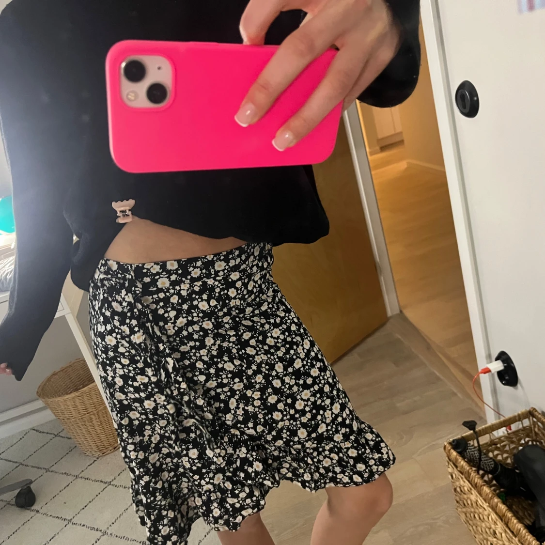 Svart blommig kjol med volang - 1