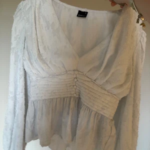 Blus Gina Tricot - Superfin och somrig blus från Gina som är luftig och passar perfekt till sommaren💗den är i väldigt fint skick och har knappt använts, den köptes för 399 kr🥰