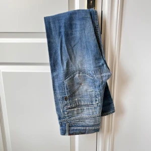 Dondup jeans i W30 - Väldigt snygga med en speciel sorts knappning. En lite äldre modell till skillnad från dom andra jag har uppe därav priset! 