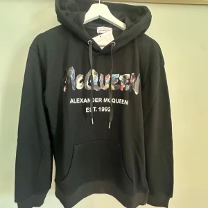 Alexander MCQUEEN hoodie - Helt ny Alexander MCQUEEN hoodie  10/10 aldrig använt Perfekta inför sommaren  Pris kan diskuteras  Hör av dig vid frågor