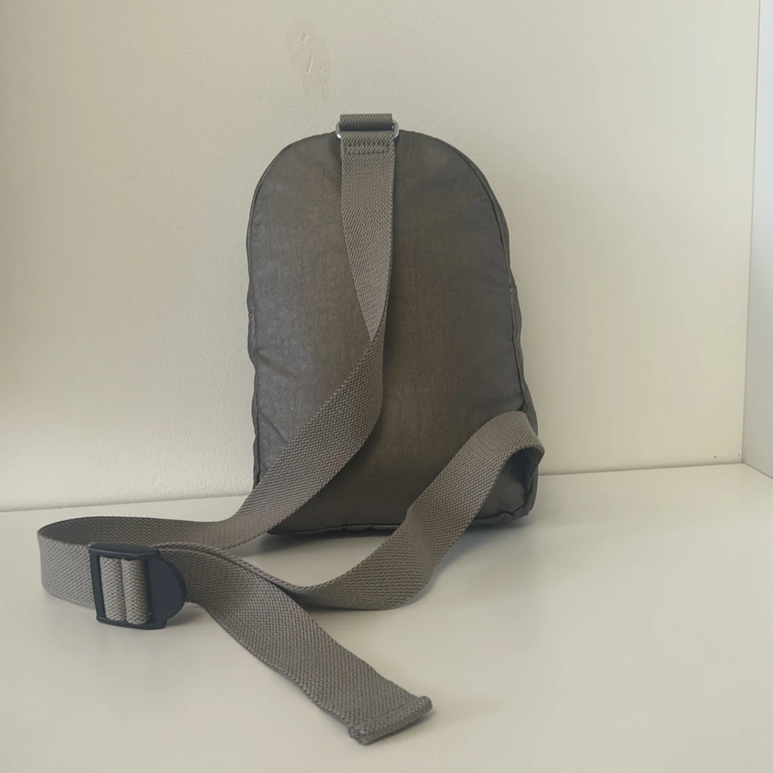 Gråbrun väska från Kipling - 1