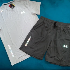 under armour set - Jag säljer min väns under armour set för att han ska flytta och har ingen nytta med den tagna finns med den är inte helt nytt men knappt använt den.  