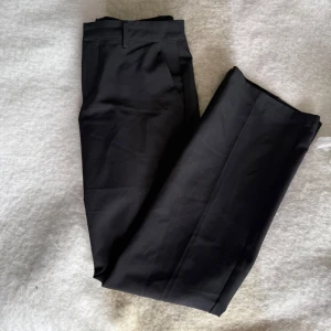 Svarta lågmidjade bootcut kostymbyxor från BikBok - Snygga svarta kostymbyxor från BikBok. Dessa sitter jättebra i rumpan och är lågmidjade. Kan stylas på flera sätt, man kan enkelt klä upp en basic outfit!! 💗