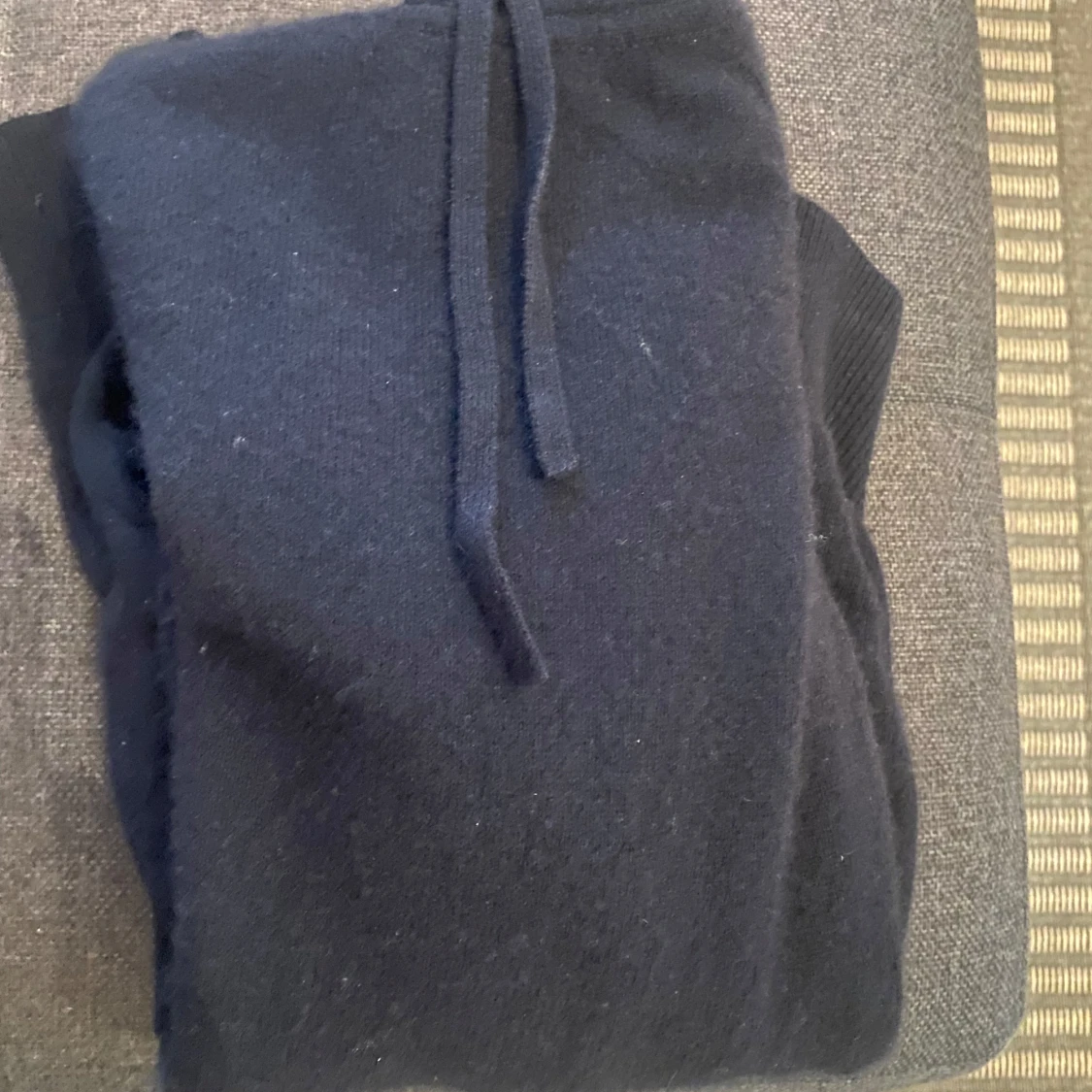 Mörkblå hoodie i kashmir från From Future - 1