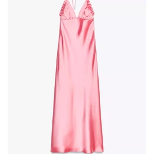 Zara klänning - Säljer min helt oanvända klänning från Zara som är helt slutsåld! Jag insåg att detta är inget jag kommer använda tyvärr 🥲🩷🩷Storlek S! 