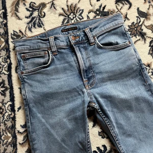 Nudie Jeans Lean Dean - Nudie Jeans Lean Dean | Skick: 8/10 | Strolek: W 28 / L 32 | Modell: Lean Dean (slimfit) | Tveka inte att höra av er vid minsta lilla fundering eller intresse! 🙌