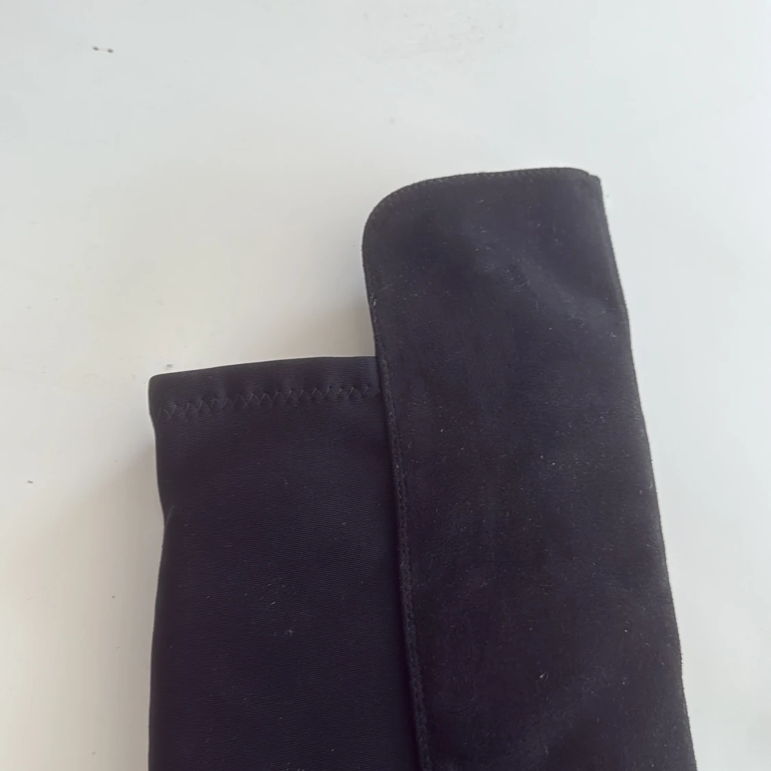 Svarta höga stövlar i mocka och textil - 4