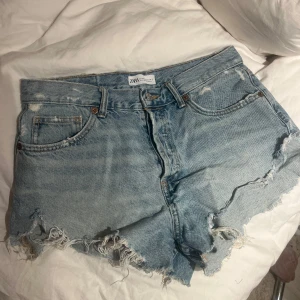 Ljusblå jeansshorts från Zara - Jeansshorts från Zara i storlek 40! Sitter som en oversized 36 skulle jag säga❤️❤️