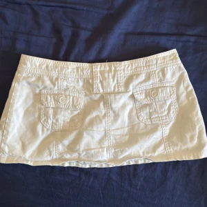 Jeans kjol  - Söt mini jeans kjol med inbyggda shorts! (små solkrämsfläckar på framsidan) 