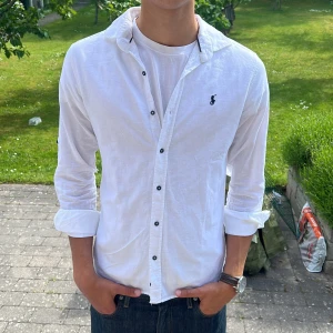 Ralph Lauren skjorta  - Snygg Ralph Lauren skjorta storlek s custom fit, passar 175-185 ca😇. Köper du fler skjortor får du paketpris, följ för mer😃