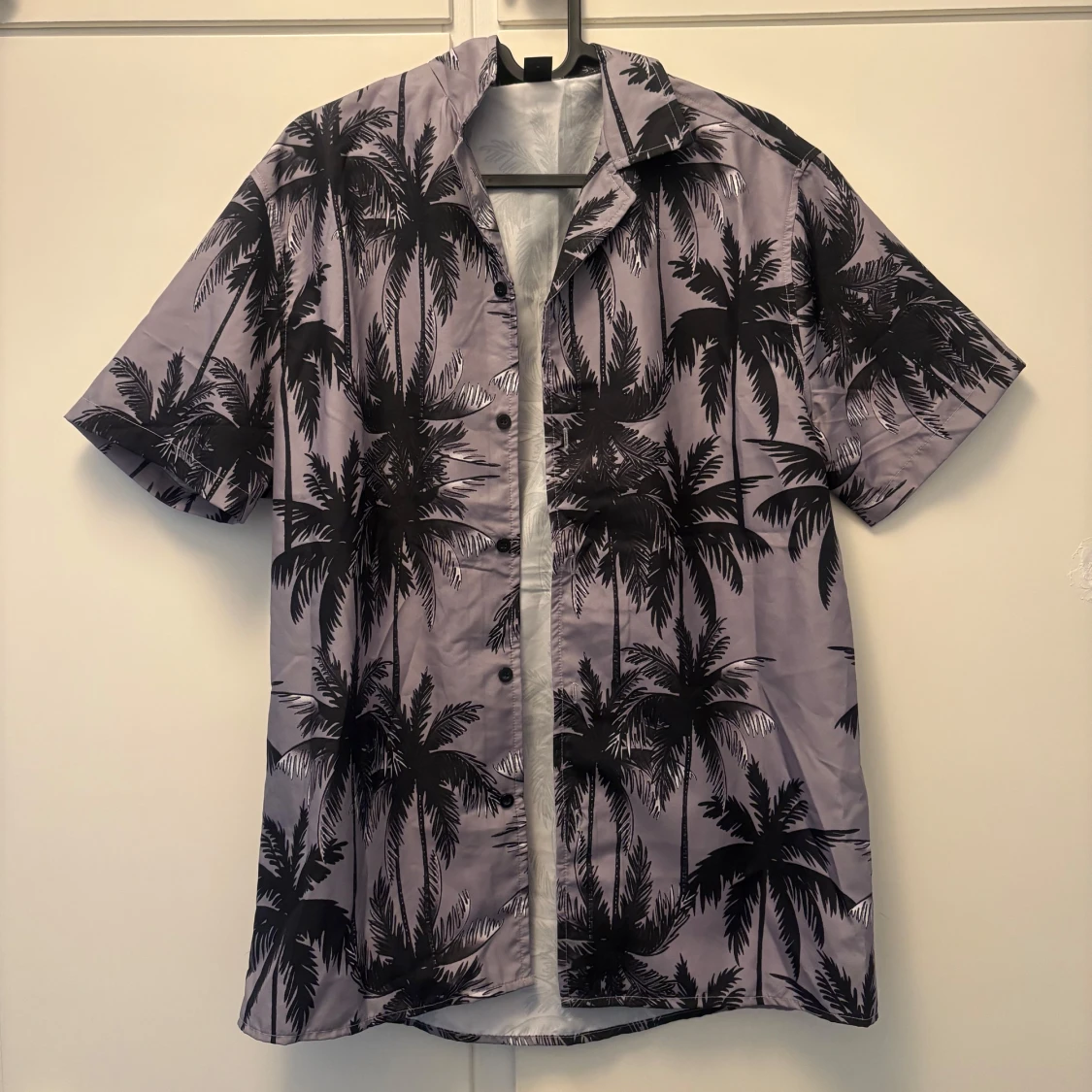 palmmönstrad skjorta