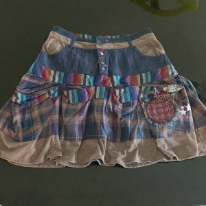 Desigual kjol - Kjol från Desigual med coola detaljer. Den stängs med knappar. Knappt använd.