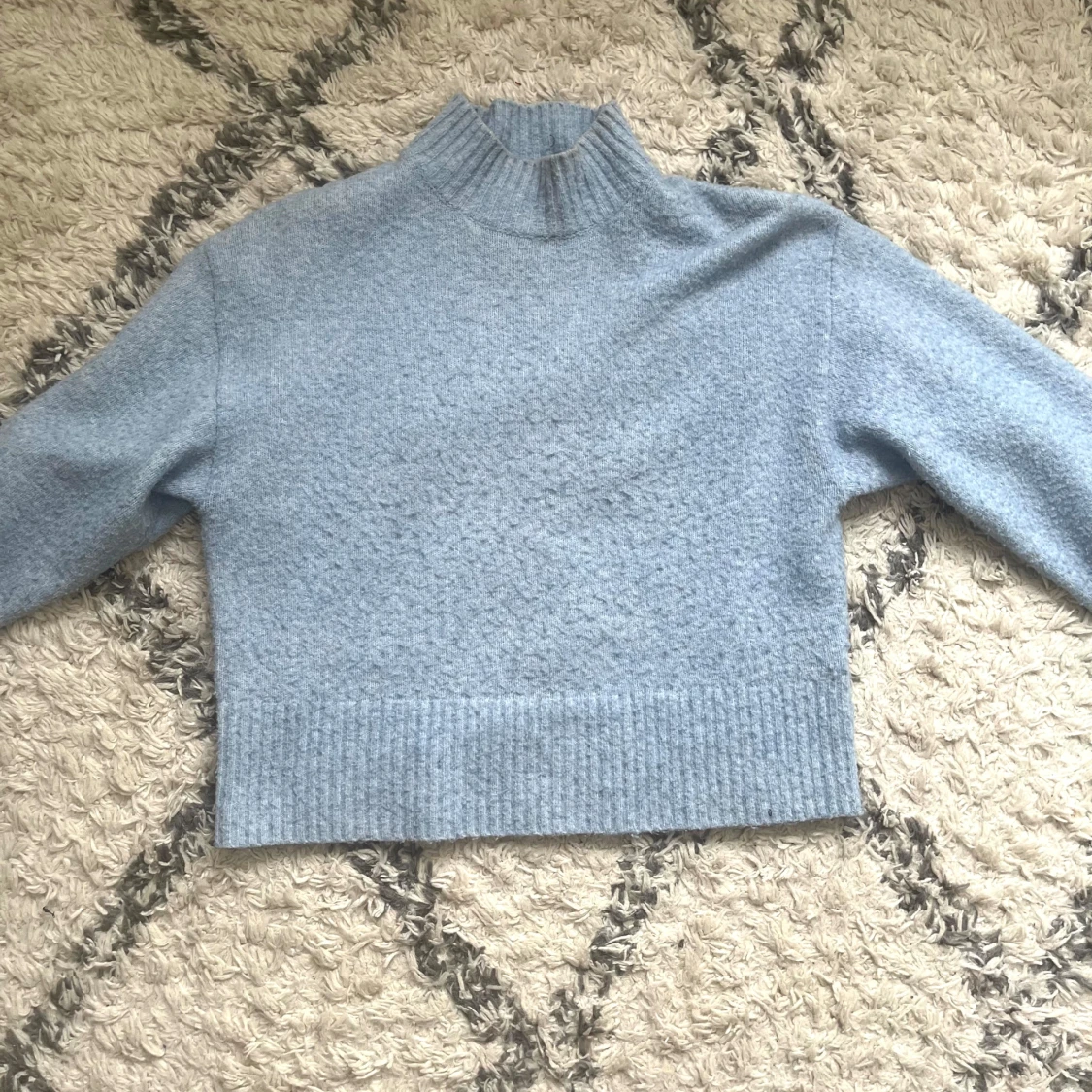 Ljusblå stickad polotröja - 1