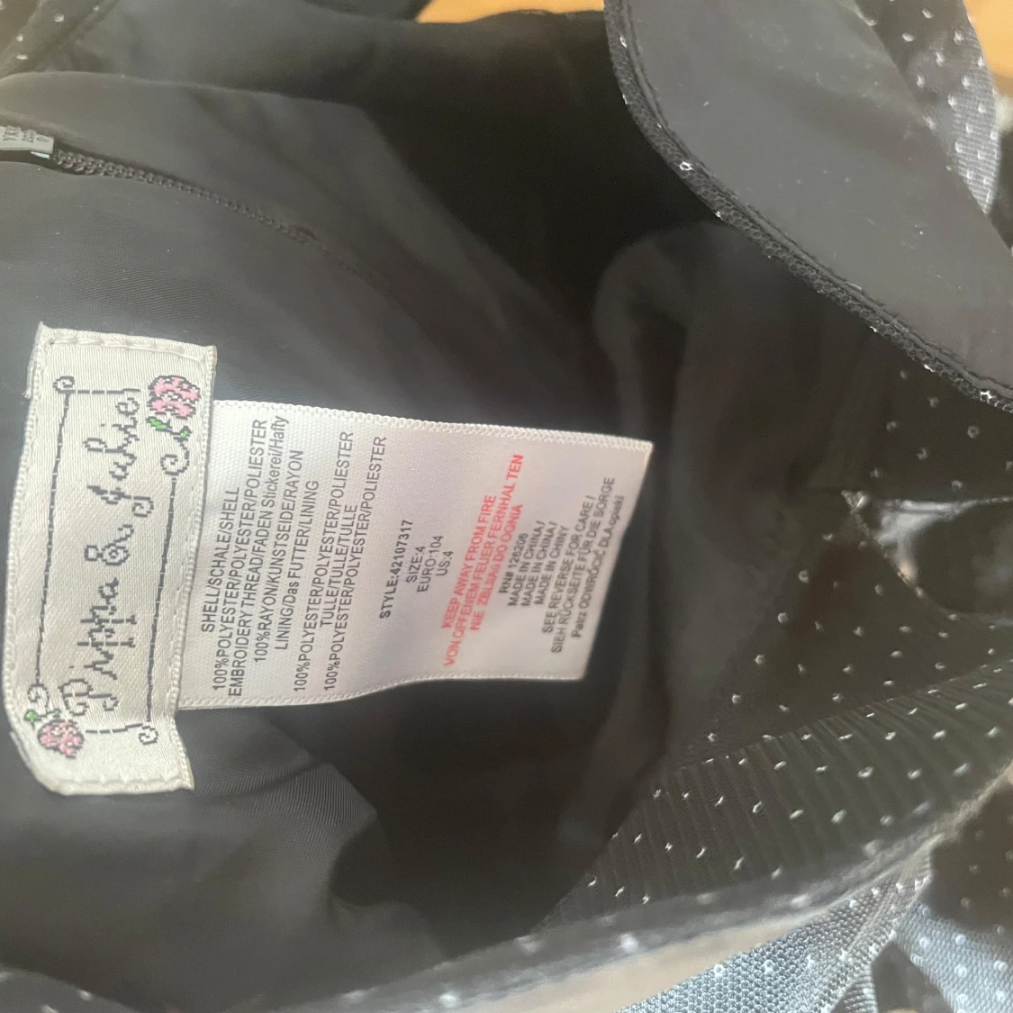 Svart festklänning med vita broderier - 2