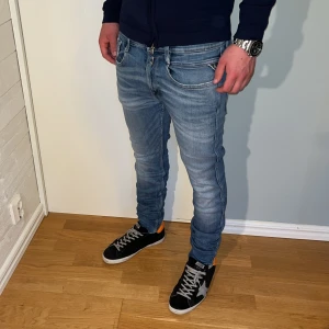 Replay anbass jeans  - Replay jeans | skick 9/10 | Storlek 31/32 | Pris - 499kr | Modellen är ca 177cm lång | Fraktar via PostNord eller Instabox på köparens bekostnad | Hör av dig vid minsta fråga eller fundering!!