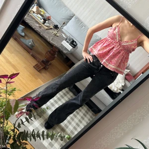Svarta manchesterbyxor med bootcut - Säljer ett par Oanvända, jättesnygga svarta lågmidjade manchesterbyxor med bootcut passform. Perfekta för dig som gillar retrostil☺️.Älskar byxorna men har tyvärr aldrig använt de eftersom denna storlek som fanns var för stor…Kan endast använda de med klackar. Jag är 171 cm, byxornas STORLEK: EUR 28 
