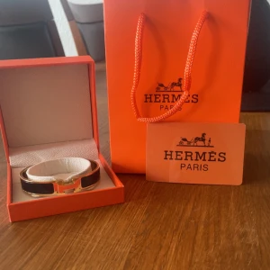 Helt nytt h e r m e s armband  - Hej alla säljer nu detta underbara armband från h e r m e s den har en guld och svart färg som passar fint till alla outfits oxh ger en sommar vibe. Vis det minsta fundering Är det bara att skriva. Mvh jojo