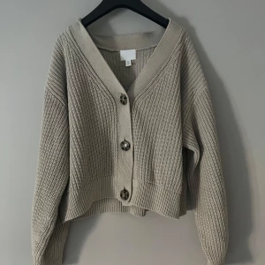 Beige stickad kofta med knappar - Snygg beige stickad kofta från H&M
