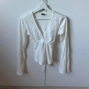 Vit omlottopp med knytband - Superfin omlott topp