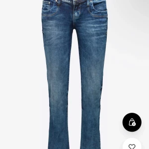 Blå bootcut jeans från LTB W27 L30 - Snygga blå bootcut jeans från LTB med klassisk femficksmodell. Jeansen har normal passform och är tillverkade i jeansmaterial. Perfekta för dig som gillar en tidlös look med lite extra vidd nertill. Färgen är lite ljusare blå.Helt nytt skick, bara provade 1 gång! Hör av er vid frågor🫶 