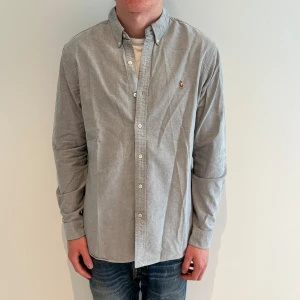 Ralph lauren skjorta - Ralph lauren skjorta | Skick: 9,5/10 | L | Fraktar via postnord eller instabox på köparens bekostnad | Hör av dig vid minsta fråga eller fundering! 