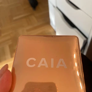 CAIA Highlighter Portofino - Superfin highlighter från CAIA i nyansen Portofino. Kommer i en lyxig, roséguldig dosa med spegel. Ger en skimrande, guldig glow med en pressad, vågig yta. Perfekt för att framhäva kindben och ge extra lyster till din look. pris kan diskuteras 