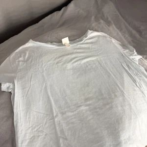 Ljusblå basic t-shirt från H&M - Enkel ljusblå t-shirt från H&M med rund hals och korta ärmar. Aldrig kommit till användning
