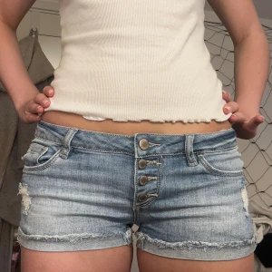 Lågmidjade jeansshorts  - Så snygga lågmidjade jeansshorts!. Midjemåttet tvärs över är 38cm💗💗