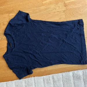 Gina tricot tröja - En tight marinblå tröja från Gina Tricot i strl xs. Den är använd men fint skick!