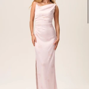 Almeria Dress  - Såå fin klänning från Adoore i storlek 32. Endast använd 1 gång. Hade inte jättebra bilder på men skickas på begäran🩷