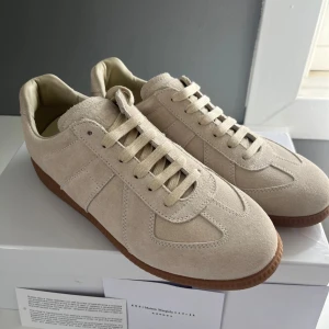 Maison Margiela - Säljer ett par feta gats från maison margiela. Original box tillkommer. Ni kan gärna höra av er om ni har några funderingar. Köpta av leverantör så de är riktiga men har inte kvitto, redbull på köpet, kan även tänka mig byta