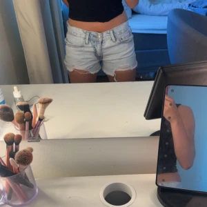 Ljusblå jeansshorts  - Jätte snygga ljusblåa jeansshorts, aldrig använda!!!.