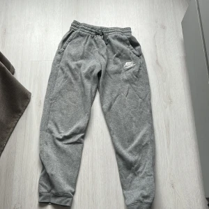 Nike mjukisbyxor - Gråa och fina mjukisbyxor från Nike.