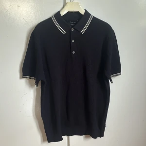 Massimo Dutti Piké - Massimo Dutti Piké i storlek S. Cond 9.5-/10. Nypris 650, vårat pris 500. Mycket snygg och stilren piké som är perfekt nu för sommaren. Hör av dig vid minsta lilla fundering.