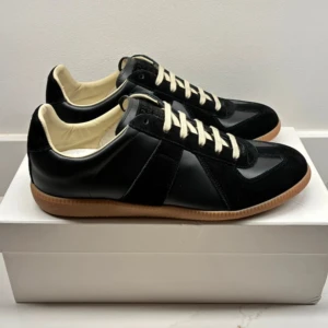 Margiela Gats - Säljer Gats köpte från Farfetch för ett år sedan, de är legit, kvitto, dustbag och box finns. Kan gå ner i pris men kom med förslag.