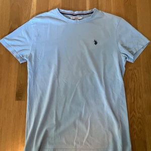 Ljusblå Ralph Lauren T-shirt - Säljer min ljus låa Ralph Lauren T-shirt. Två små defekter vid etiketten men de syns inte så väl. Passar M perfekt