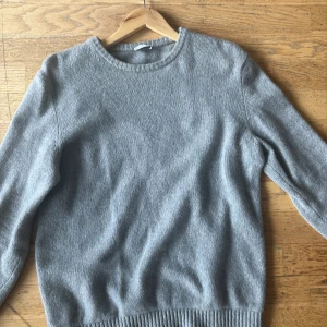 ASKET Cashmere Tröja Grå - Köptes i butik för 2300kr, använt en gång sedan har den bara vart i garderoben, storlek M 