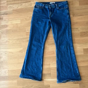 Utsvängda Tommy hilfiger jeans - Utsvängda Tommy hilfiger jeans, säljer då de är lite för stora för mig i midjan. Jag är 165 och de är perfekta i längden, vi har sytt upp de (se bild 4) men det går enkelt att sprätta upp. 