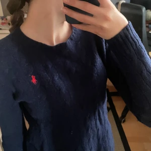 Mörkblå stickad tröja Polo Ralph Lauren - Mörkblå Ralph Lauren tröja, rätt så använd men fortfarande bra skick 💞 står att det är storlek s men skulle snarare säga xs ! Skriv till mig vid minsta fråga / fundering !! 💗