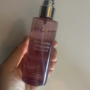 Hickap Glow Monkey Setting Spray - Glow Monkey Setting Spray från Hickap ger en radiant finish och håller sminket på plats. Kommer i en snygg lila plastflaska med silvrig spraypump. 100% vegansk och passar alla hudtyper. Innehåller 100 ml och är perfekt för resa. Mer än 80% kvar av flaskan, säljer då jag tyvärr har för mycket smink. Korken är tyvärr borta.  Ord pris 189kr