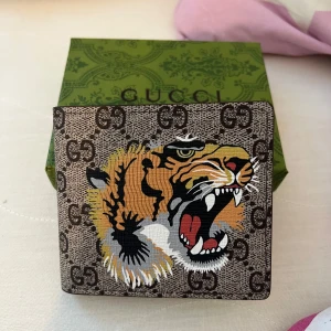 Beige plånbok med tiger  - Säljer en beige plånbok med tiger. 