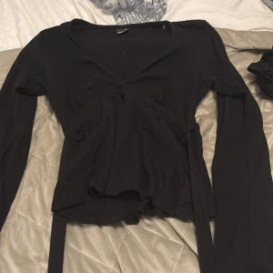 Tie top från gina - En jätte snygg tie top från gina. Har en i svart o en i vit. Säljer båda för 350 men en för 200