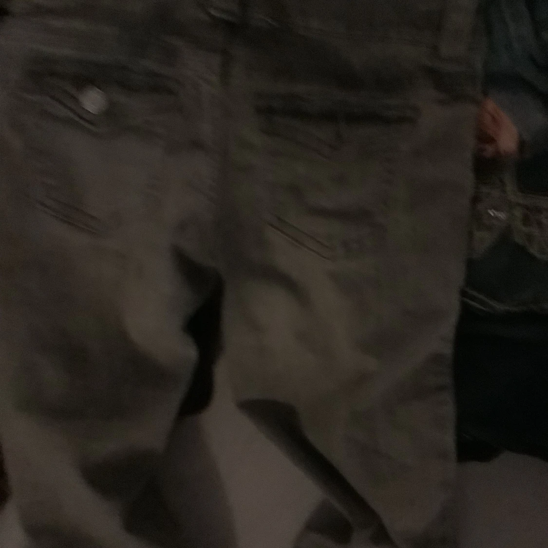 Grå jeans med raka ben