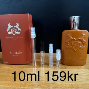 Althaïr Parfums de Marly 10ml - Parfums de Marly Althaïr är en lyxig herrparfym med en söt och vaniljdoft. Doften har varma kryddiga toner av kanel och musky. Priset står för 10ml, 10ml är ungefär 150st sprays. FINNS ÄVEN I 2,3,5,10ML KOLLA PROFILEN FÖR ANDRA STORLEKAR ! 2ml 39kr | 3ml 49kr | 5ml 89kr | 10ml 159kr | Nypris ca 2500-3000kr