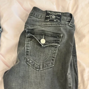 svarta True Religion jeans bootcut - svarta true religion jeans i storlek w29 , använda typ max 3 gånger inga fel på (på min profil finns både blåa och båda tillsammans också)