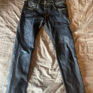 Replay jeans  - Säljer ett par mörkblå jeans från Replay som har storlek 30/32 finns ett litet hål som man kan se på bild 3 men syns inte när man har på sig dom 