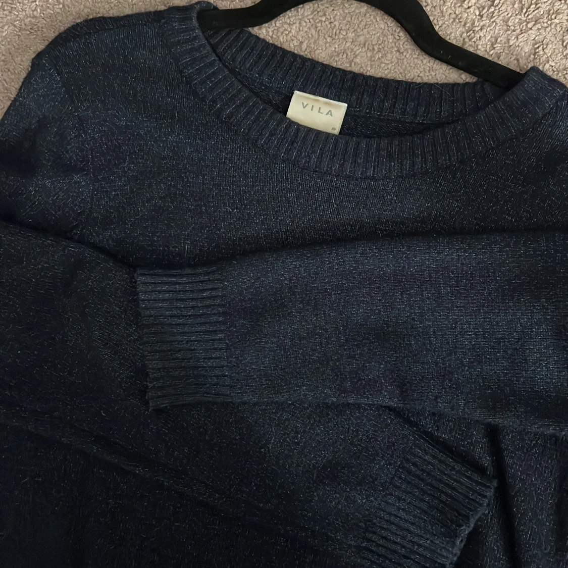 Mörkblå stickad tröja från Vila - 4