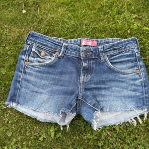 Fina jeansshorts - Jättefina shorts som är köpta här men tyvärr alldeles för små så kan ej visa på, fina fickor bak. Str w27 tror det motsvarar xs/s. Skicka meddelande om ni undrar nått mer!🌸💗
