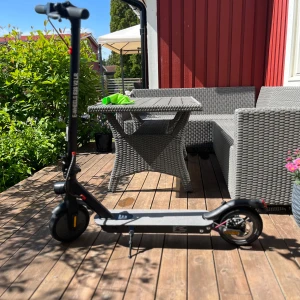 E-Wheels E2S V2 LR - Nypris: 7990kr Pris kan diskuteras. Haft den i ca 1 månad och den funkar som en sprillans ny, säljer den pågrund av att jag inte använde den så mycket jag trodde jag skulle.Och jag ska använda pengarna till att spara till moped. Pris kan diskuteras. Luftfyllda däck. OBS luftpumps munstycket medföljer. Top  20 km/h Däck: 8.5" Lyftfullda däck Vikt: 12,5 kg Vikt Förare: 120 kg Storlek hopfälld: 108 x 49 x 43 cm (L x H x B) Storlek ståplatta: 57 x 14,5 cm (L x B) Kontakta vid intresse